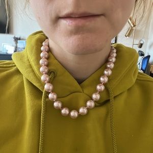 Pink short faux pearl necklace with magnetic clasp